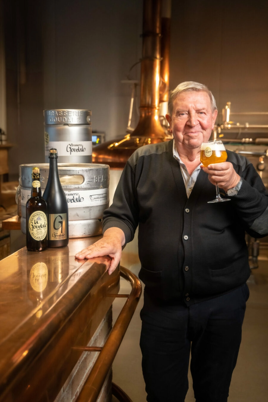 André Pecqueur devant les cuves de la Brasserie Goudale